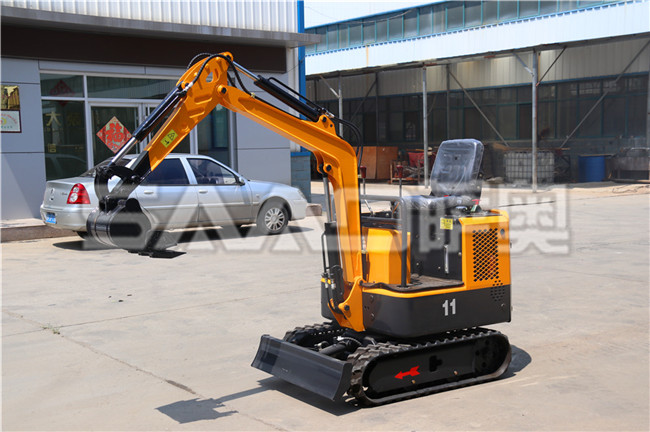小型挖掘機(jī)